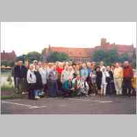 905-1004 Ostpreussenreise 2001. Die Reisegruppe Till auf der Rueckfahrt von Wehlau vor der Marienburg im Juni.jpg